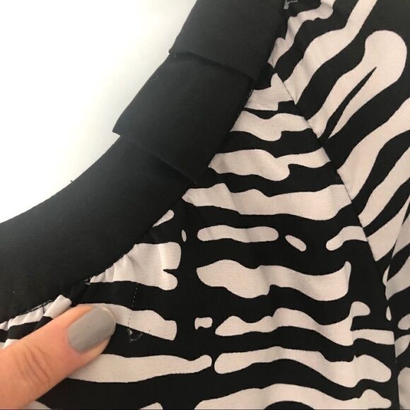 BCBG FLOWY BLK/WHT CAP SLEEVE DRESS - Picture 8 of 8